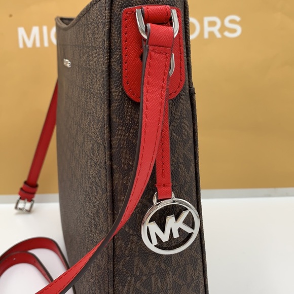 MICHAEL KORS
Jet Set Travel Large Logo Messenger Bag
BRIGHT RED/BROWN SIGNATURE - Picture 3 of 16